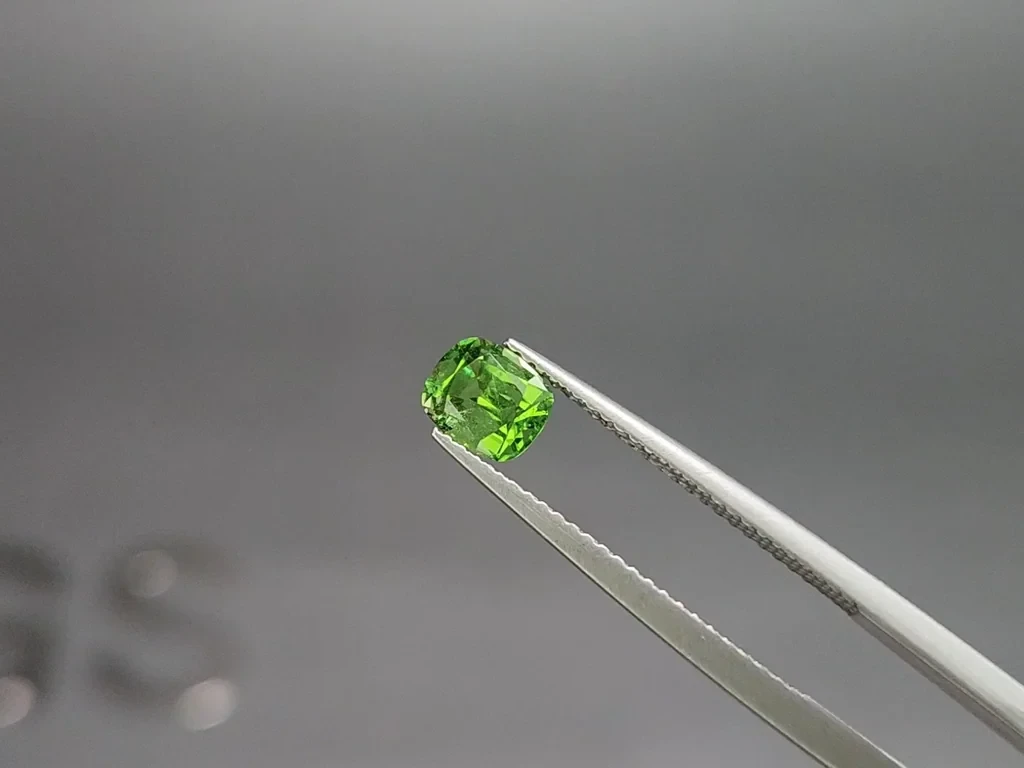 Grenat tsavorite taille coussin 0,88 carats, Tanzanie Image №3