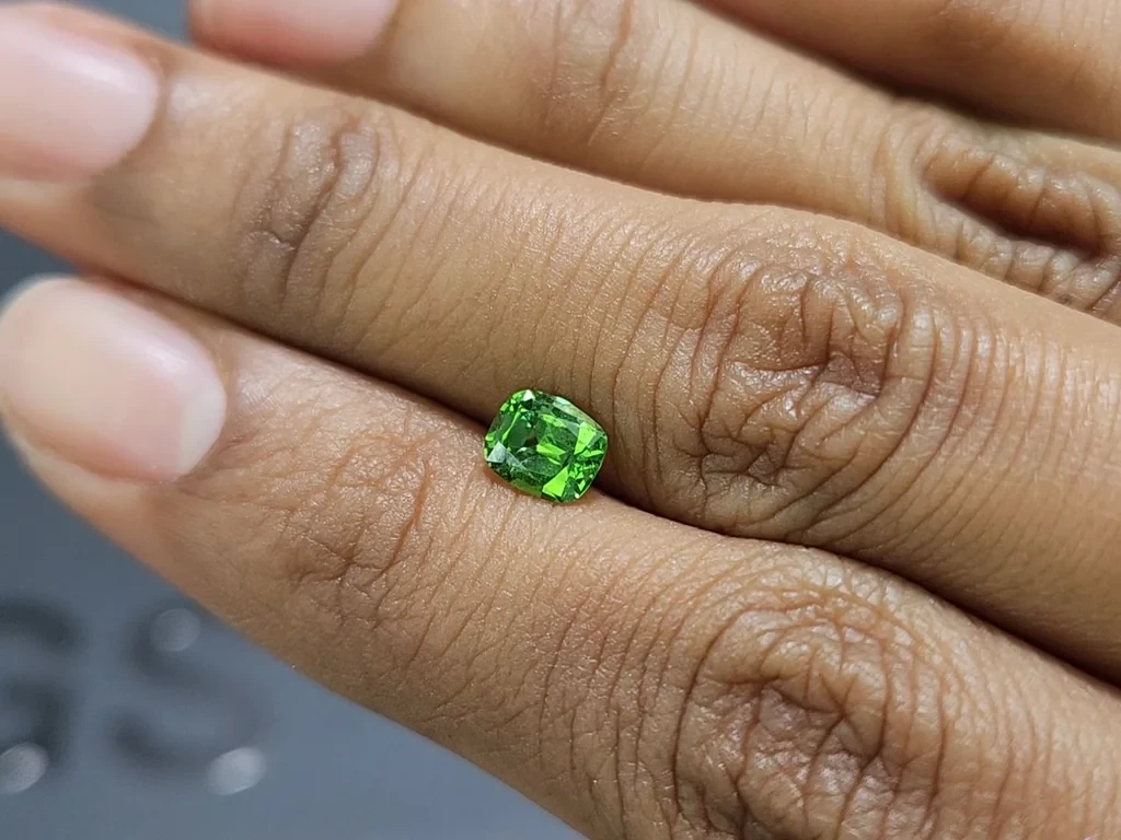 Grenat tsavorite taille coussin 0,88 carats, Tanzanie Image №2