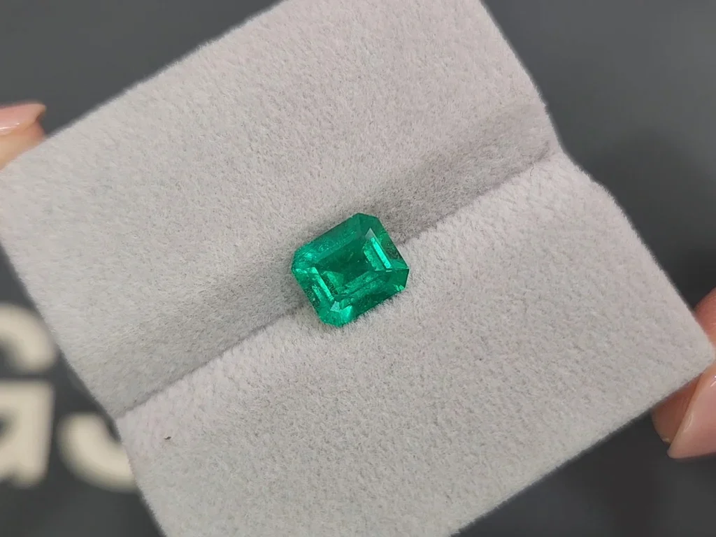 Vivid Green Emerald from Colombia octagon shape 1.49 ct Image №4