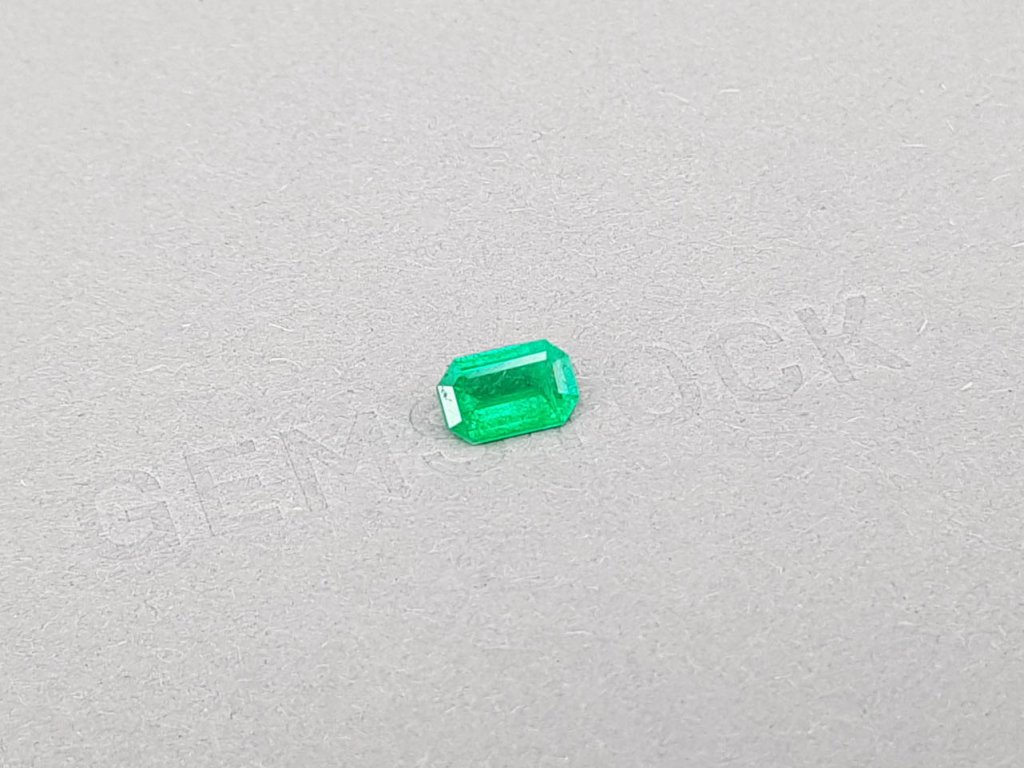 Colombian vivid green emerald 0.90 ct Image №2