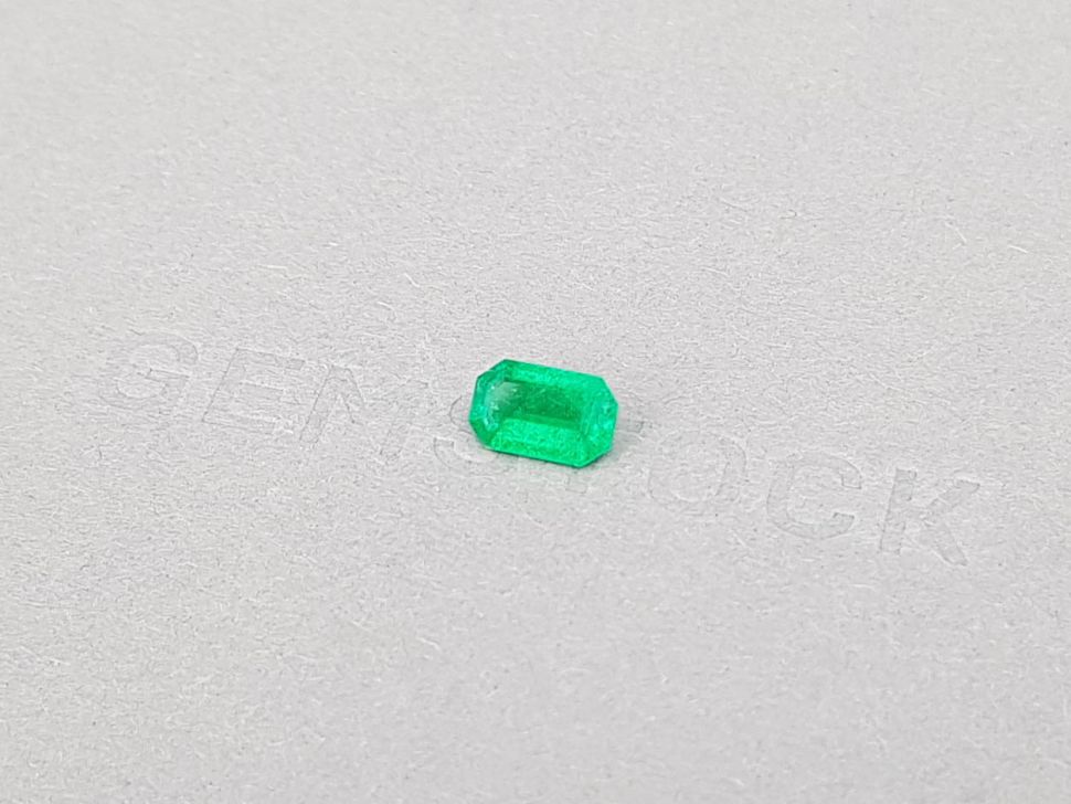 Colombian vivid green emerald 0.90 ct Image №3