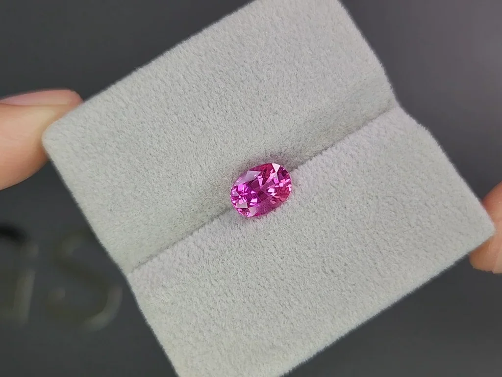  Hot pink sapphire in oval cut 1.71 carats, Sri Lanka Image №4