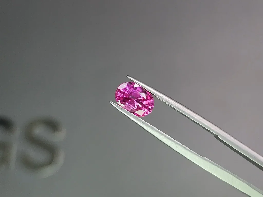  Hot pink sapphire in oval cut 1.71 carats, Sri Lanka Image №3