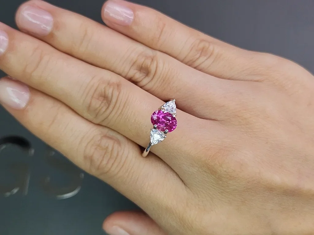  Hot pink sapphire in oval cut 1.71 carats, Sri Lanka Image №5