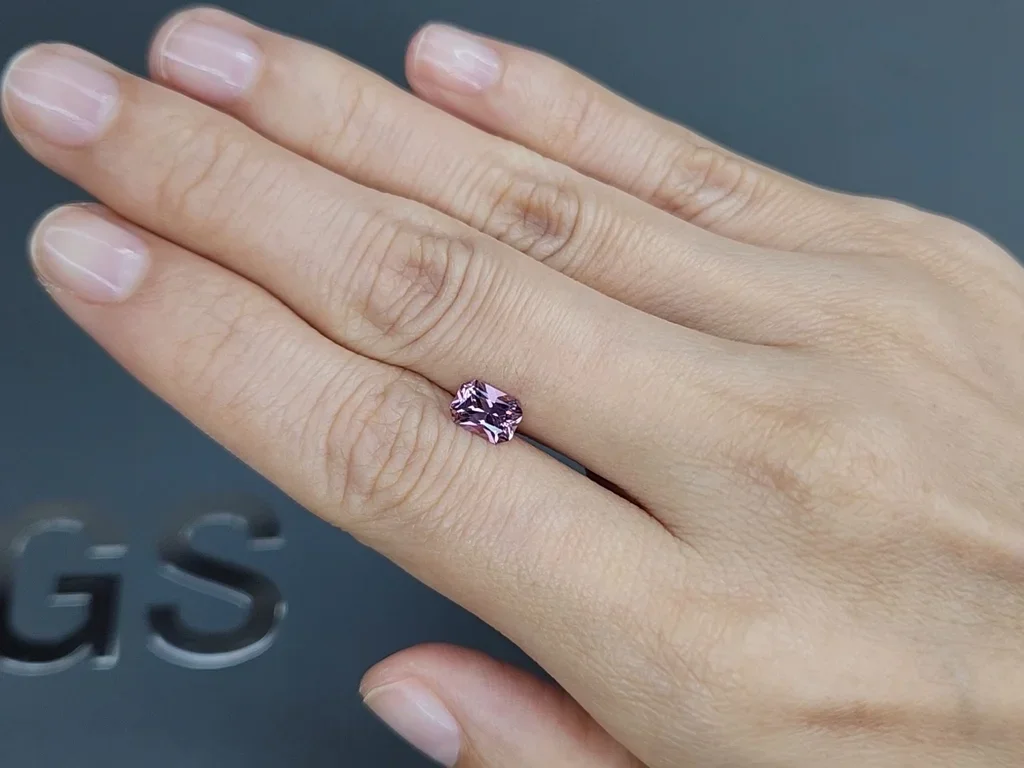Saphir violet taille radiant 1,09 carats, Madagascar  Image №2