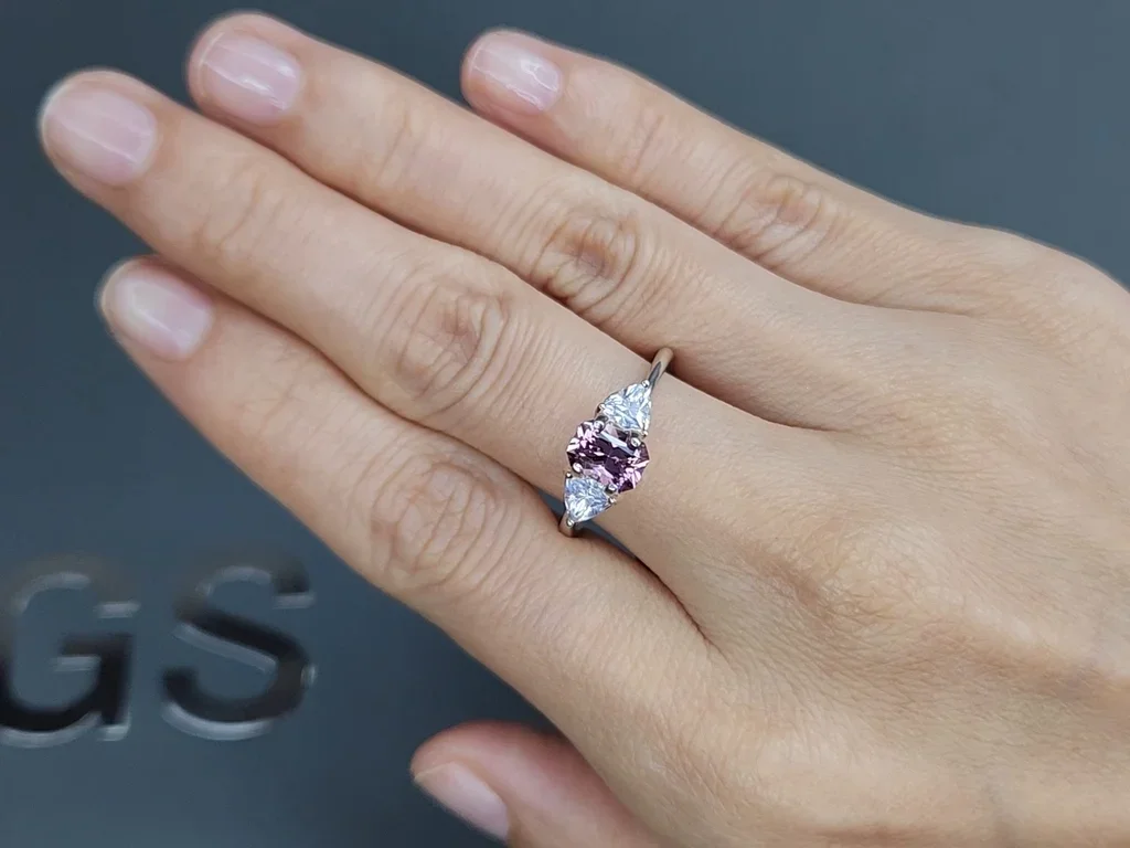 Saphir violet taille radiant 1,09 carats, Madagascar  Image №4