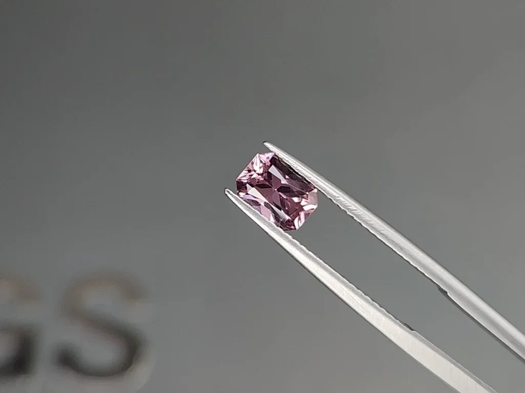 Saphir violet taille radiant 1,09 carats, Madagascar  Image №3