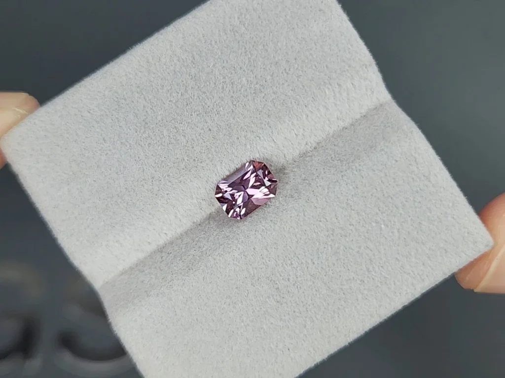 Saphir violet taille radiant 1,09 carats, Madagascar  Image №5