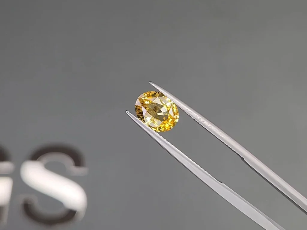 Zafiro amarillo (Vivid Yelow) de talla ovalada de 1,56 quilates, Sri Lanka  Image №3