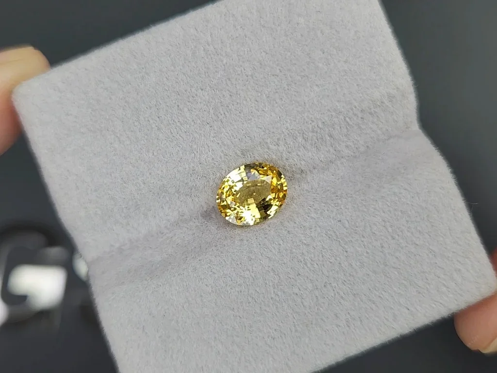 Zafiro amarillo (Vivid Yelow) de talla ovalada de 1,56 quilates, Sri Lanka  Image №4