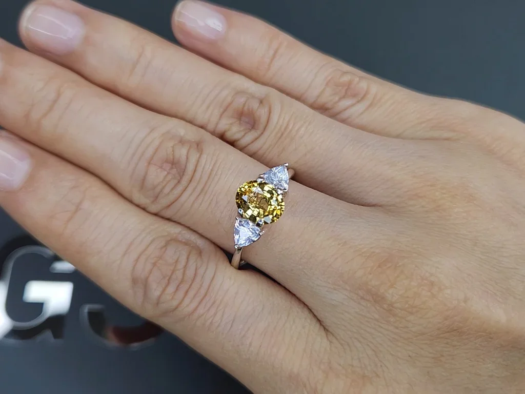 Zafiro amarillo (Vivid Yelow) de talla ovalada de 1,56 quilates, Sri Lanka  Image №5