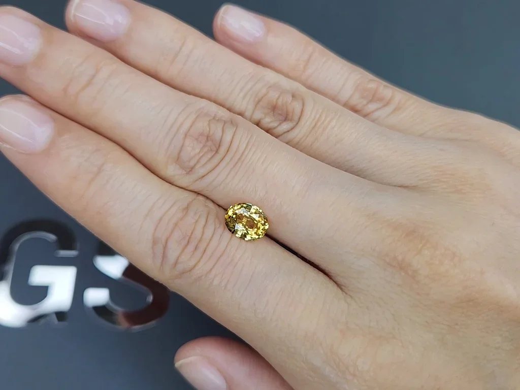 Zafiro amarillo (Vivid Yelow) de talla ovalada de 1,56 quilates, Sri Lanka  Image №2