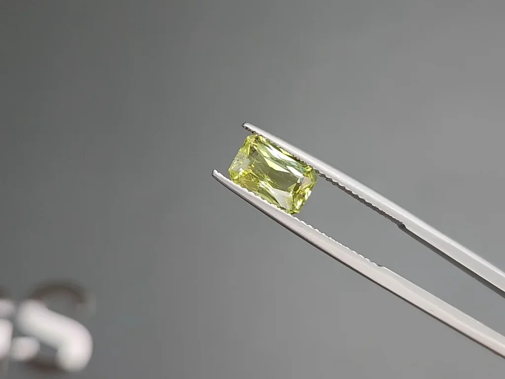 Yellow green chrysoberyl radiant cut 2.29 carats, Madagascar Image №3