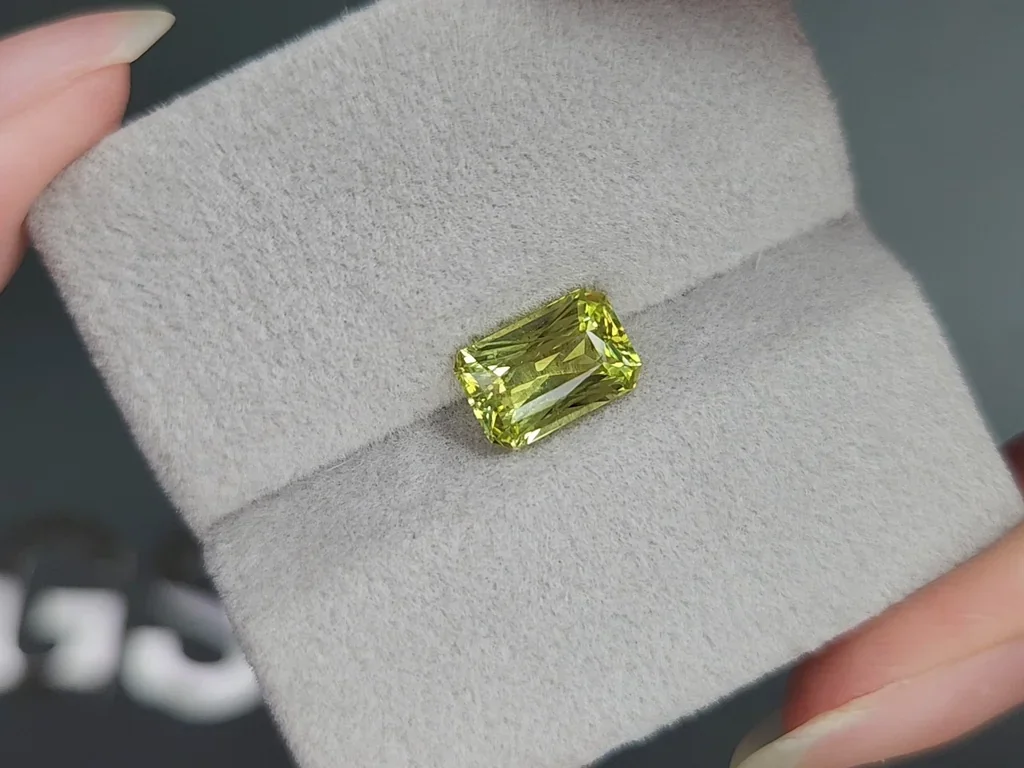 Yellow green chrysoberyl radiant cut 2.29 carats, Madagascar Image №4
