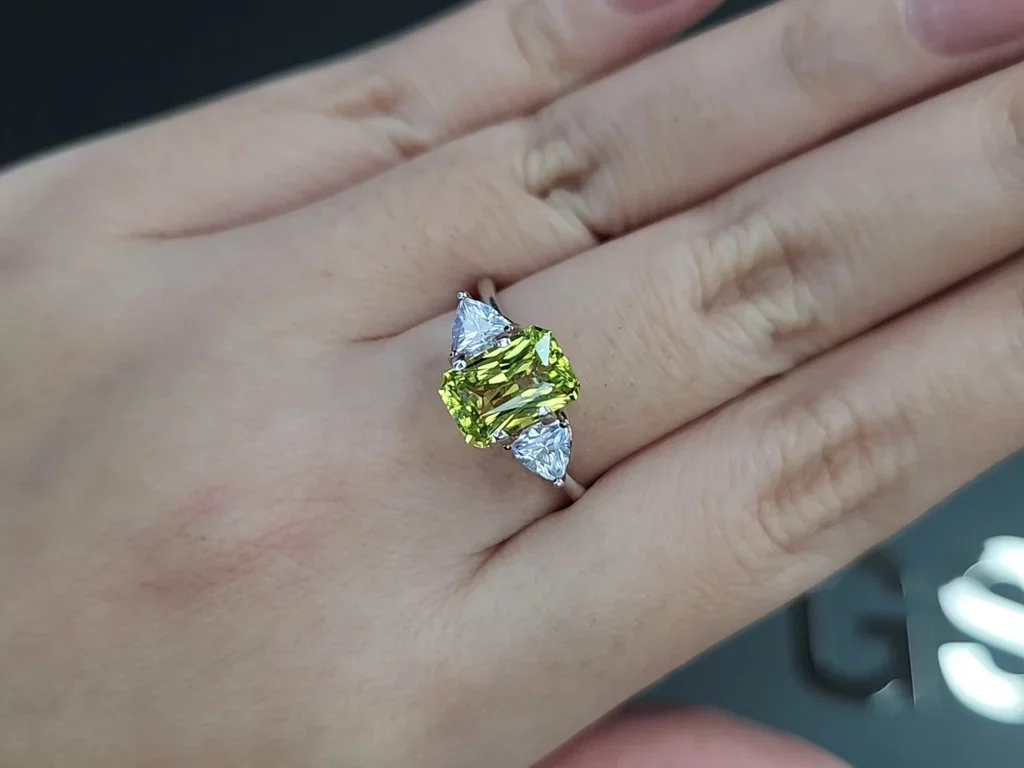 Yellow green chrysoberyl radiant cut 2.29 carats, Madagascar Image №5
