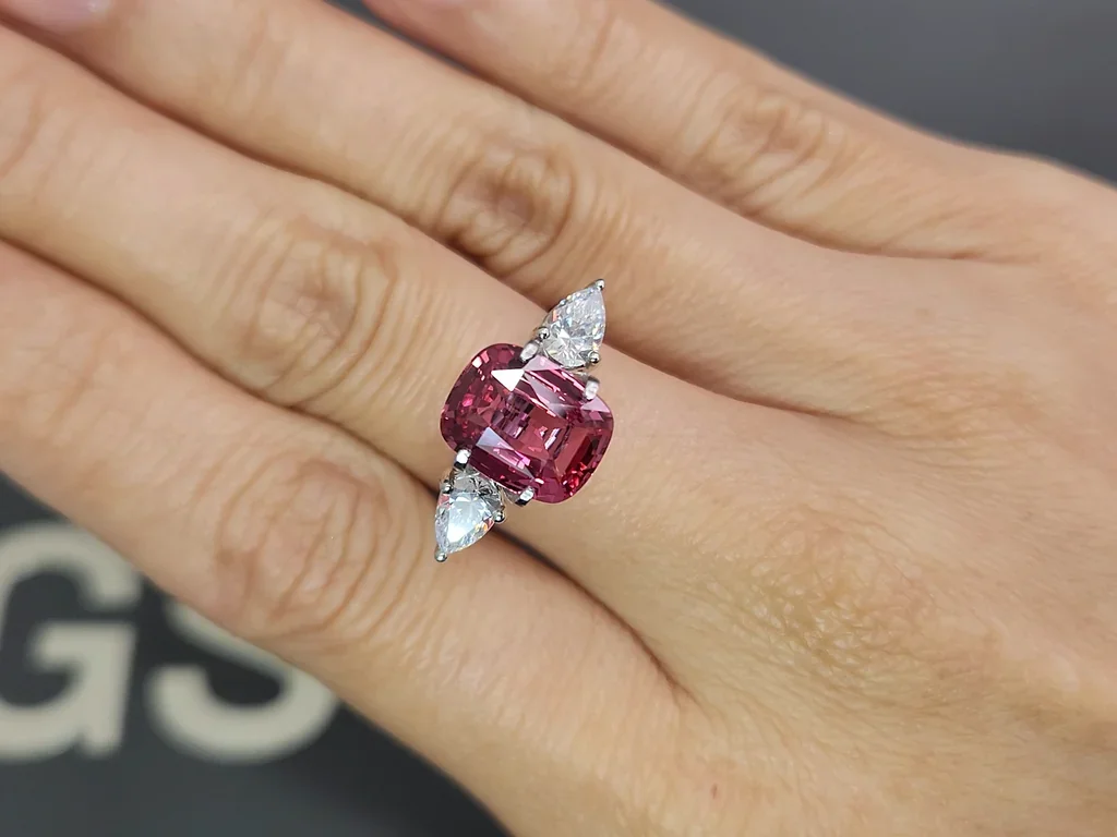 Zafiro Padparadscha de talla cojín sin calentar, 4,12 quilates, Madagascar Image №5