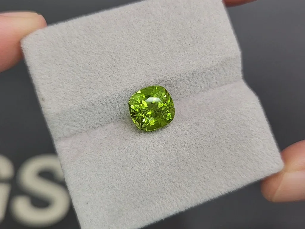 Péridot taille coussin 3,49 ct Birmanie  Image №4