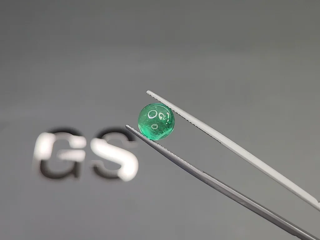 Esmeralda verde intenso talla cabujón 2,91 carats, Rusia Image №3