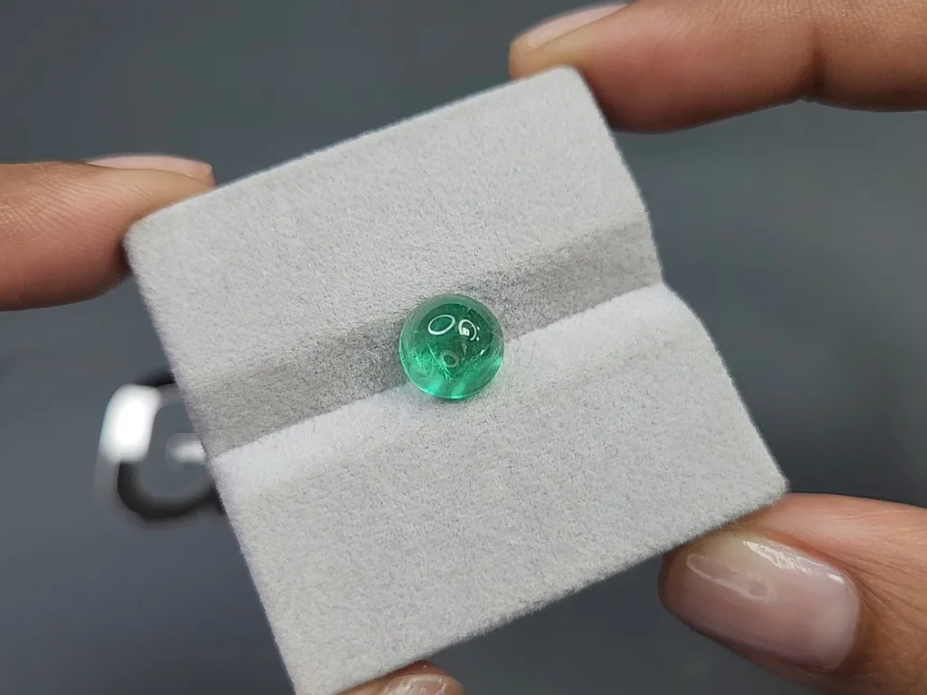 Esmeralda verde intenso talla cabujón 2,91 carats, Rusia Image №4