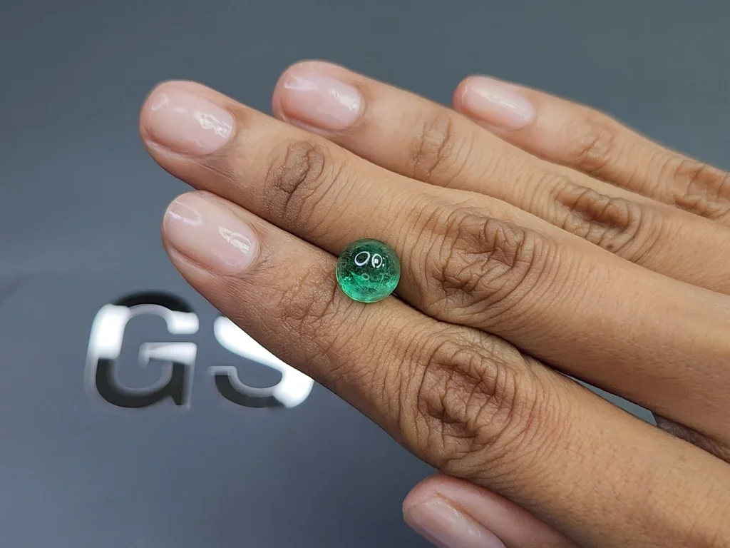 Esmeralda verde intenso talla cabujón 2,91 carats, Rusia Image №2