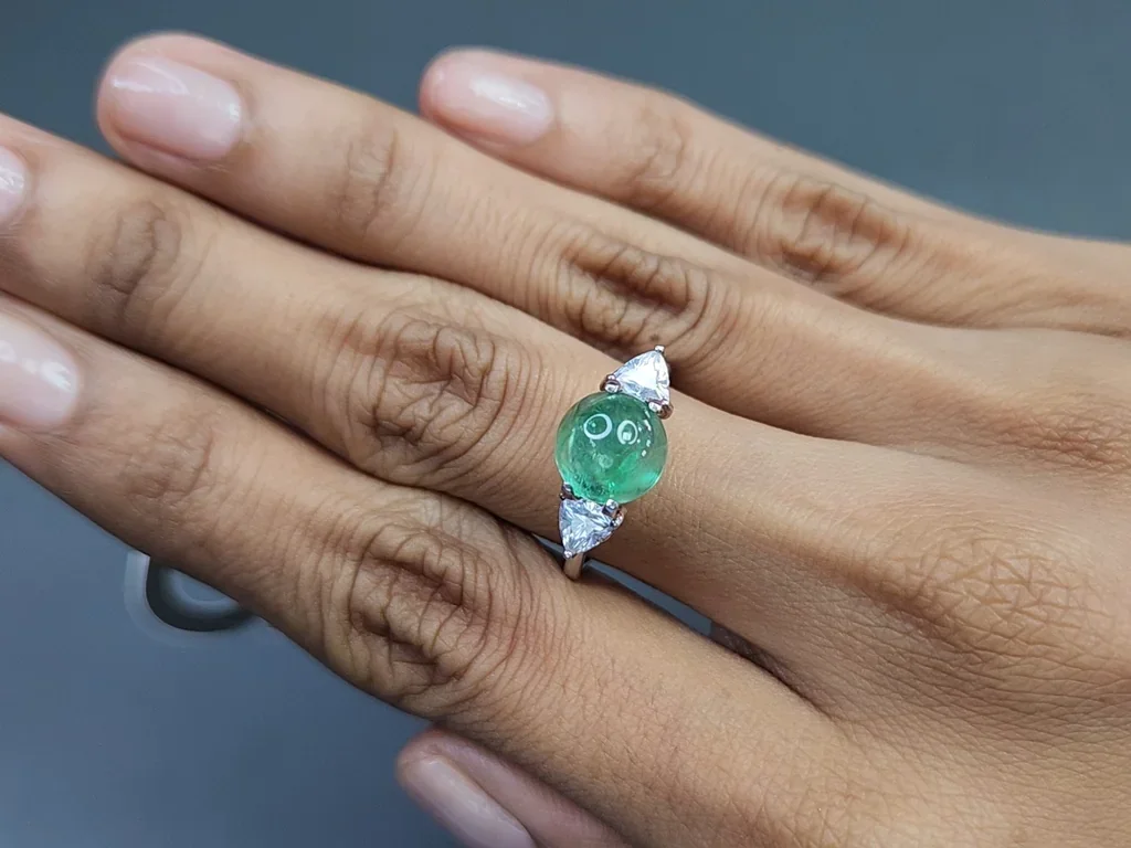 Esmeralda verde intenso talla cabujón 2,91 carats, Rusia Image №5