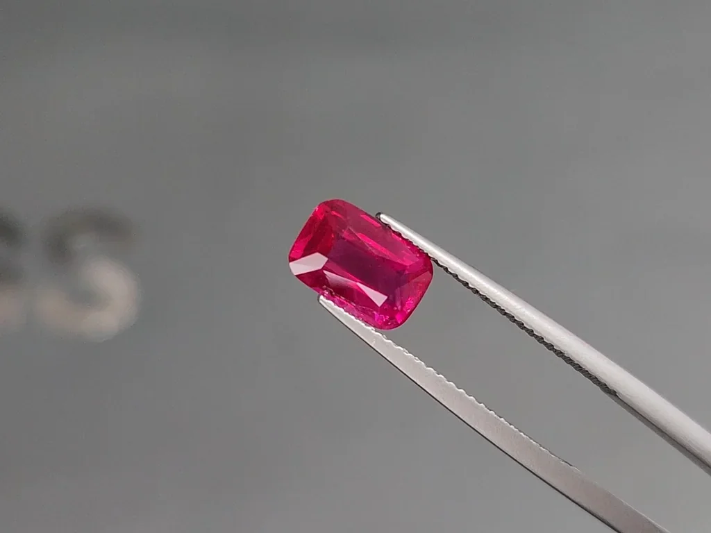 Unbeheizter leuchtend rot pinker rubin im kissenschliff 2,55 carats, Mosambik Image №3