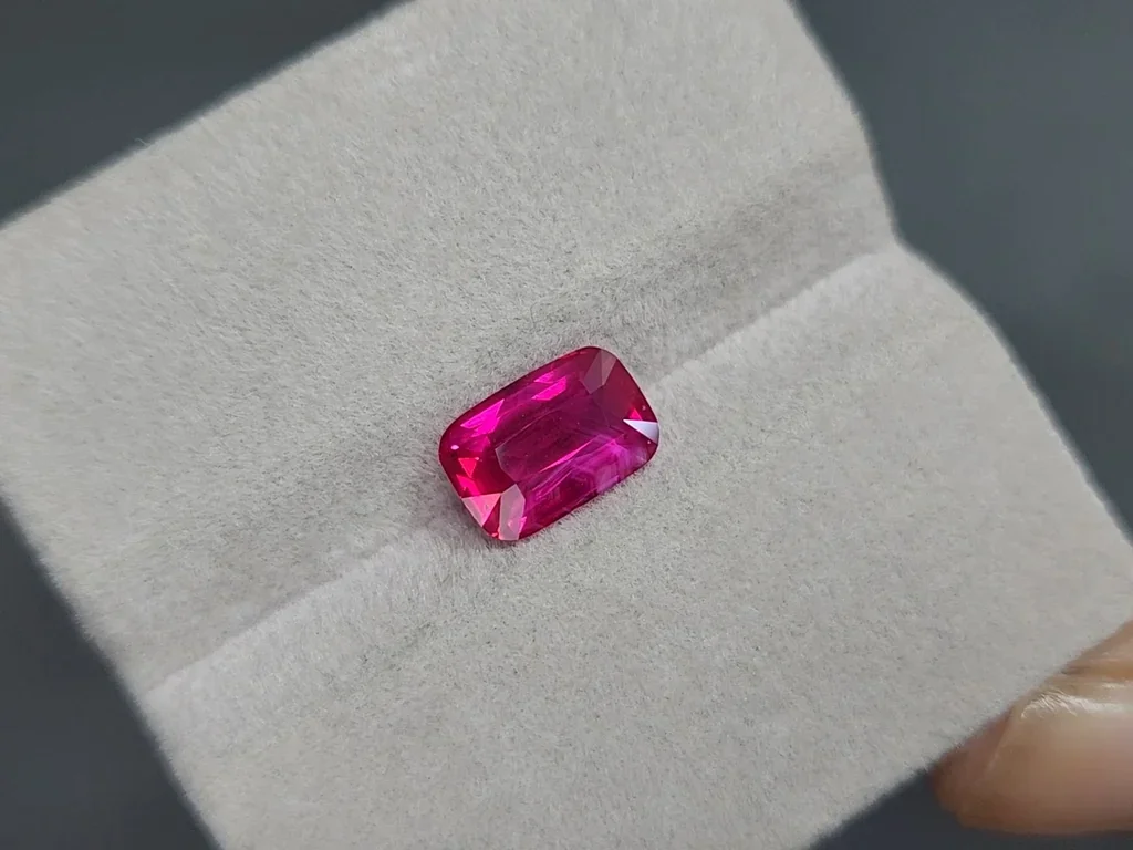 Unbeheizter leuchtend rot pinker rubin im kissenschliff 2,55 carats, Mosambik Image №4