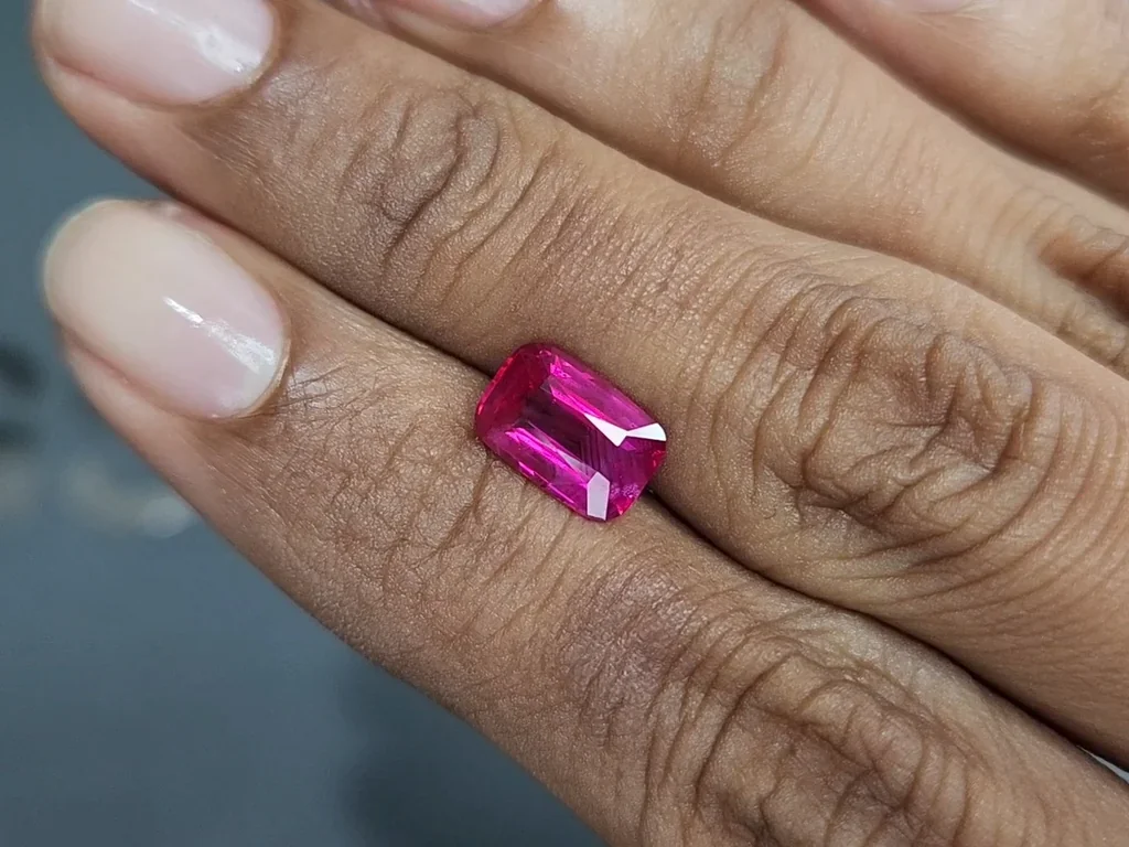Unbeheizter leuchtend rot pinker rubin im kissenschliff 2,55 carats, Mosambik Image №2