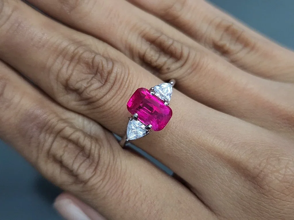 Unbeheizter leuchtend rot pinker rubin im kissenschliff 2,55 carats, Mosambik Image №5