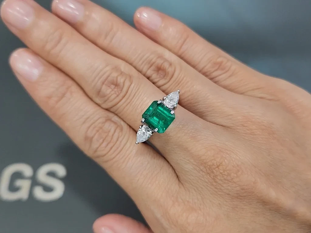 Emerald Muzo Green octagon cut 2.09 carats, Colombia Image №5