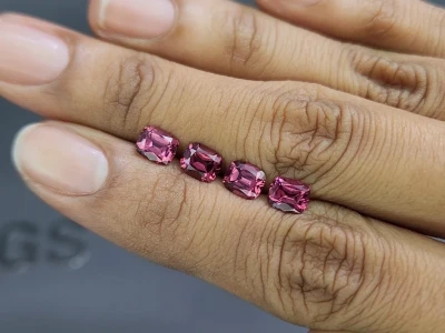 Satz rhodolith-granat kissenförmig geschliffener 3,52 karat, aus Madagaskar photo