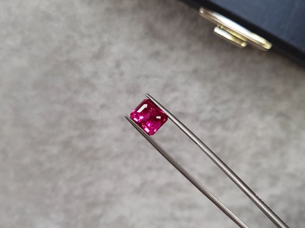 A rare pink-red spinel Mahenge to cut Octagon 5.02 carats, GRS brilliancy-type Vibrant, ICA Book Image №3