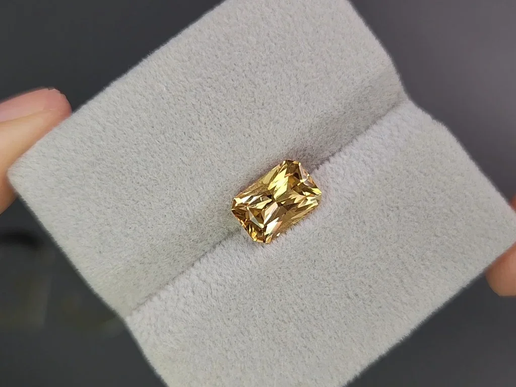 Topaze dorée Impériale 2,37 carats taille radiant, Brésil  Image №4