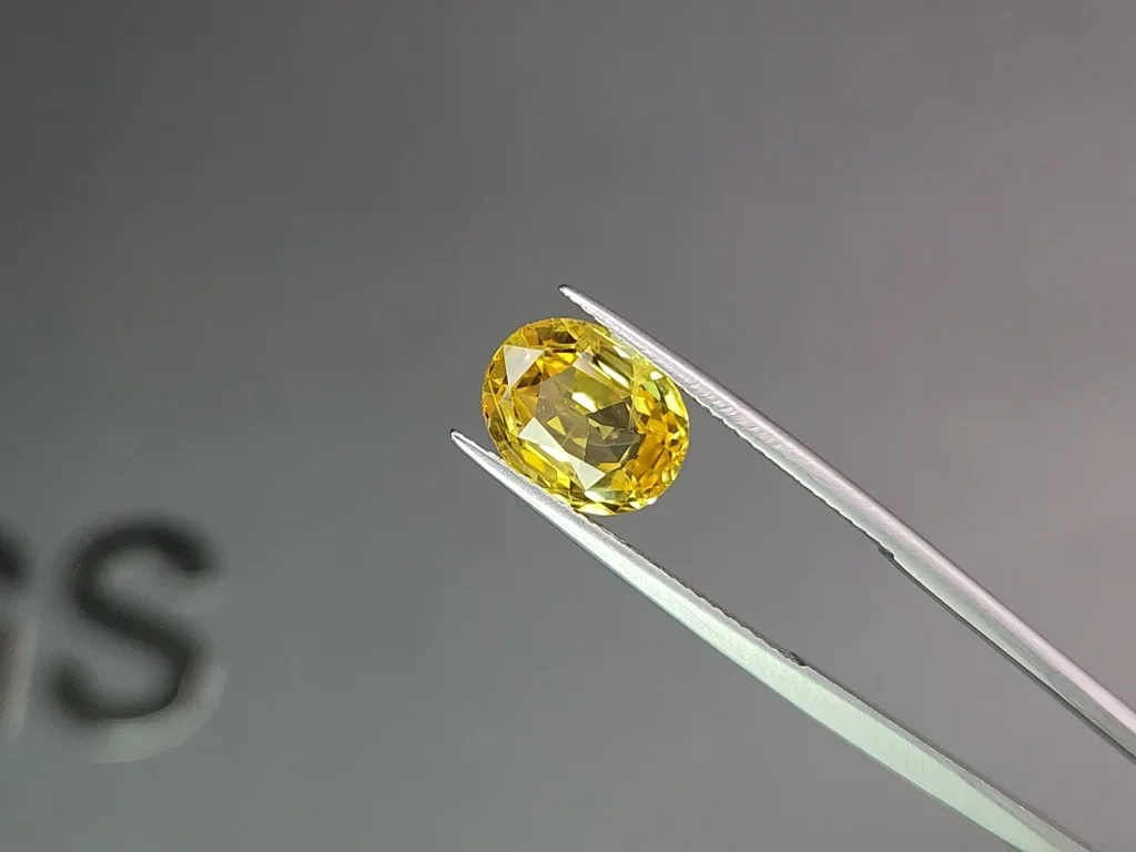 Untreated vivid yellow sapphire in oval cut 4.48 carats, Sri Lanka Image №3