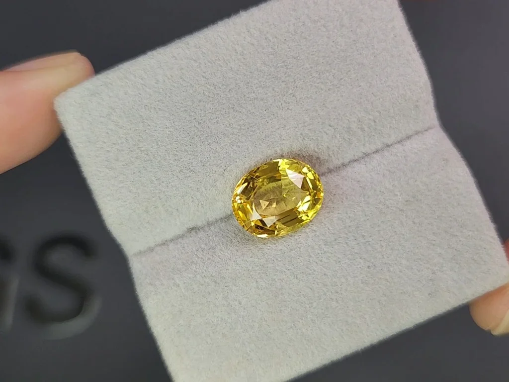 Untreated vivid yellow sapphire in oval cut 4.48 carats, Sri Lanka Image №4