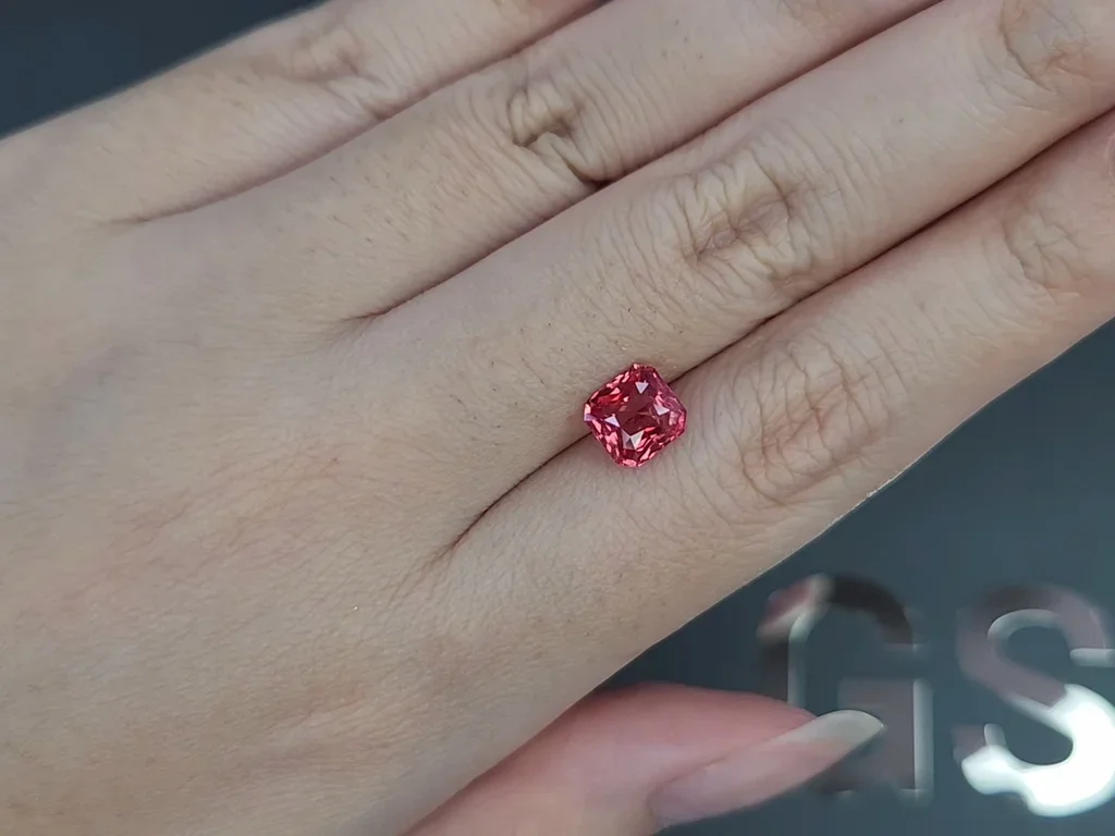 Spinelle Mahenge rose vif taille radiant, 1,54 carats, Tanzanie Image №2