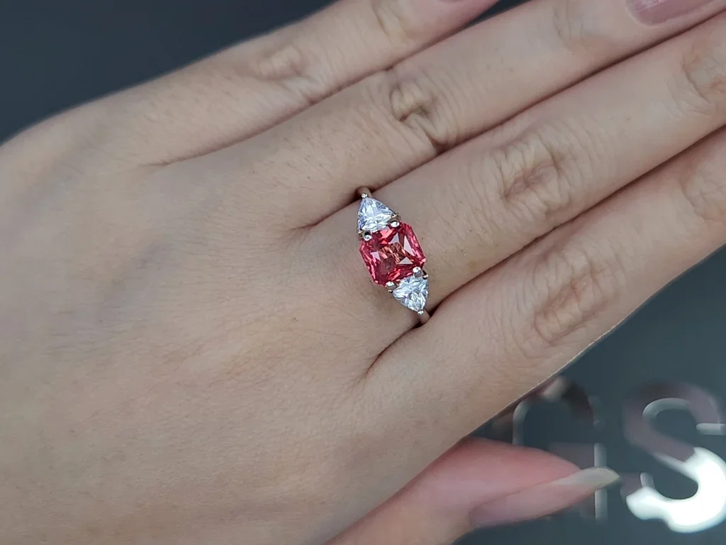 Spinelle Mahenge rose vif taille radiant, 1,54 carats, Tanzanie Image №5