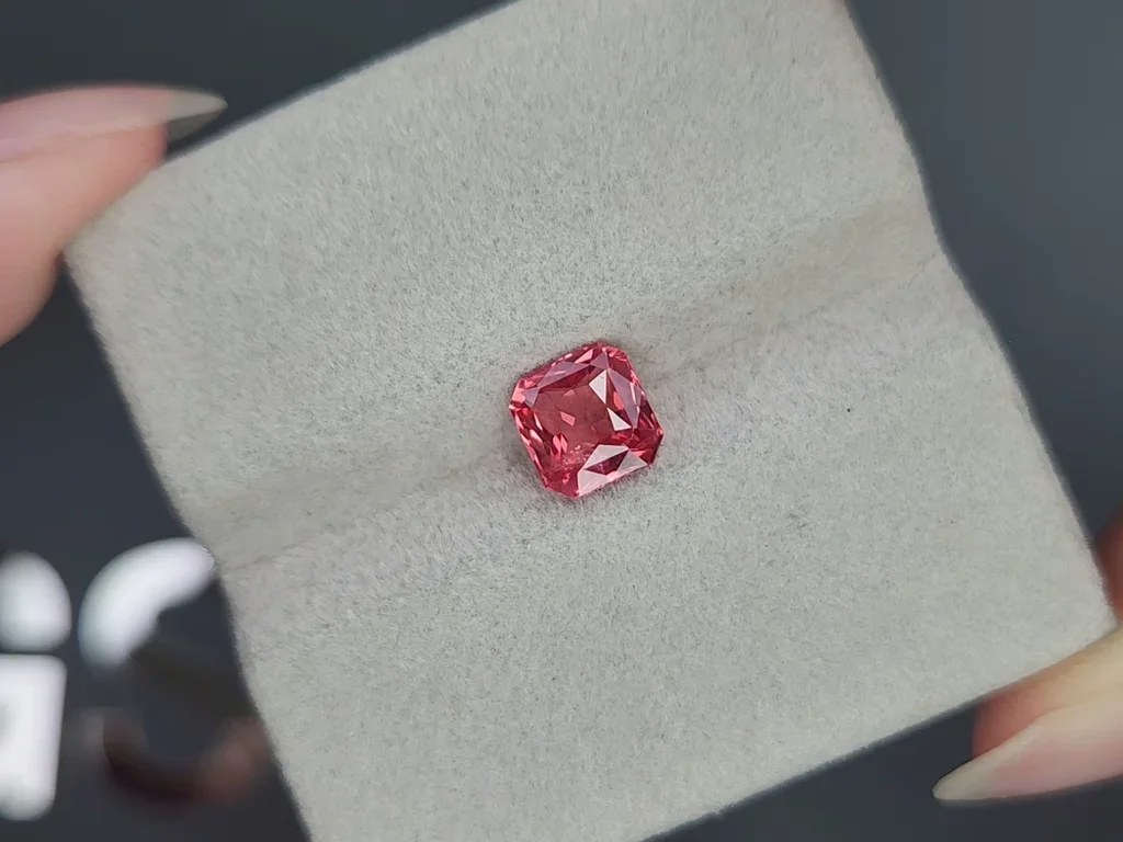 Spinelle Mahenge rose vif taille radiant, 1,54 carats, Tanzanie Image №4