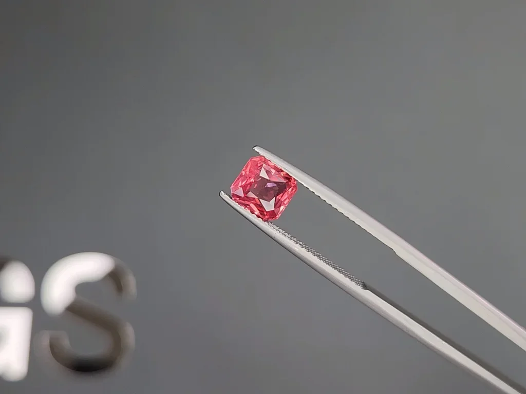 Spinelle Mahenge rose vif taille radiant, 1,54 carats, Tanzanie Image №3