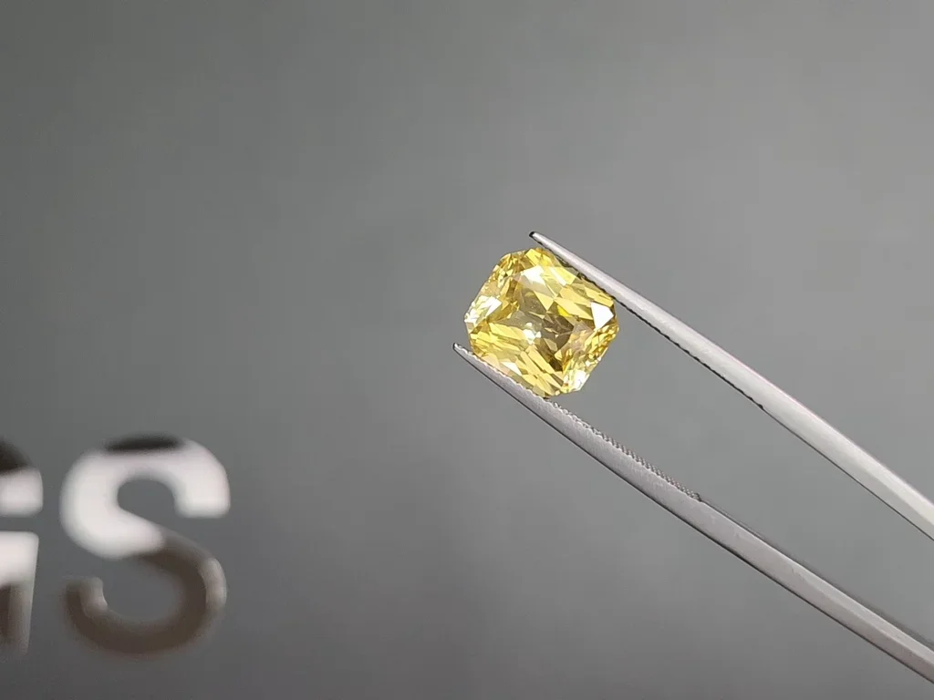 Zafiro amarillo intenso de talla radiante sin calentar de 5,02 carats, Sri Lanka Image №3