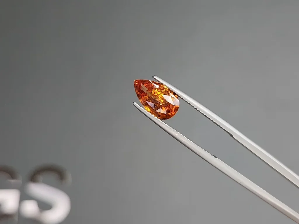 Granate espesartina talla pera color Fanta de 3,10 quilates, Africa Image №3