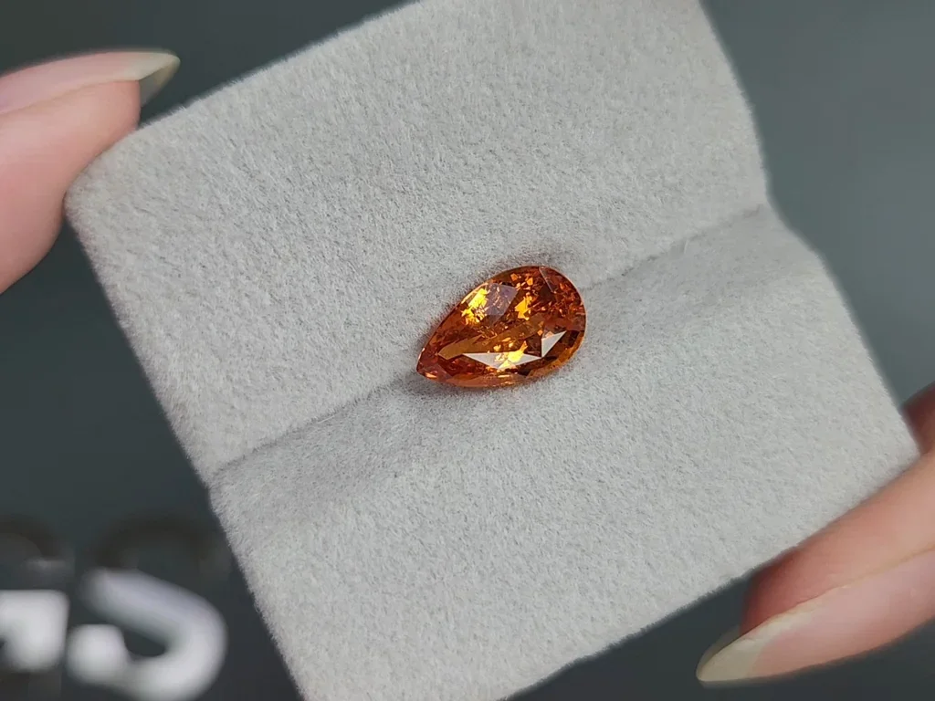 Granate espesartina talla pera color Fanta de 3,10 quilates, Africa Image №4