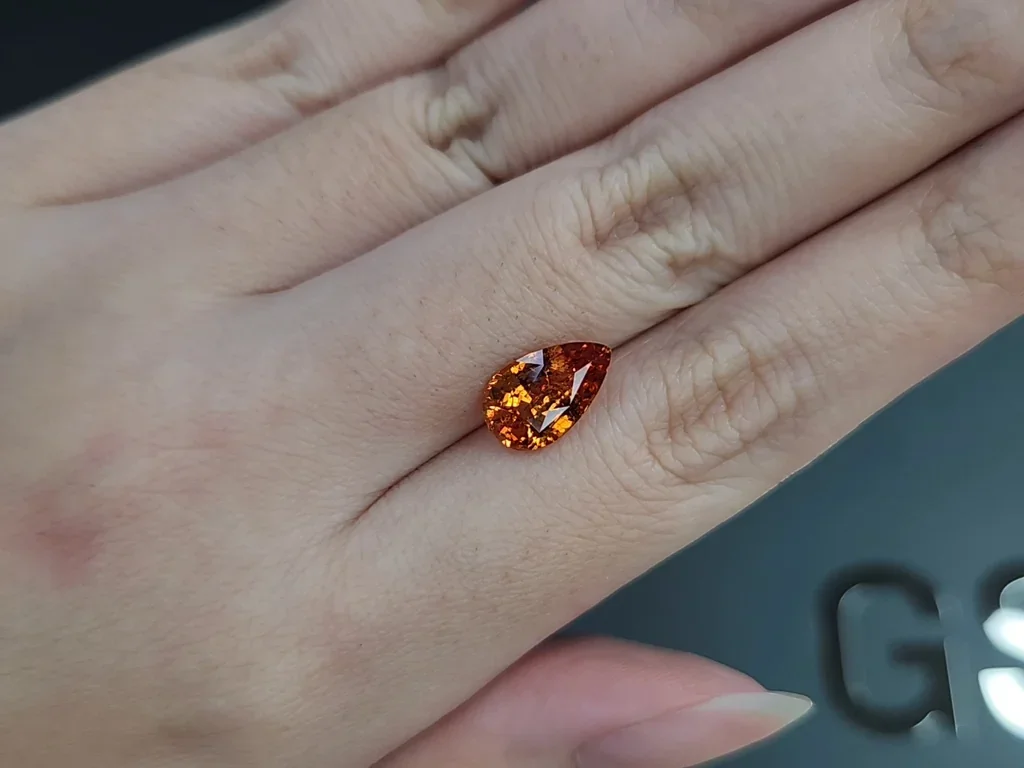 Granate espesartina talla pera color Fanta de 3,10 quilates, Africa Image №2