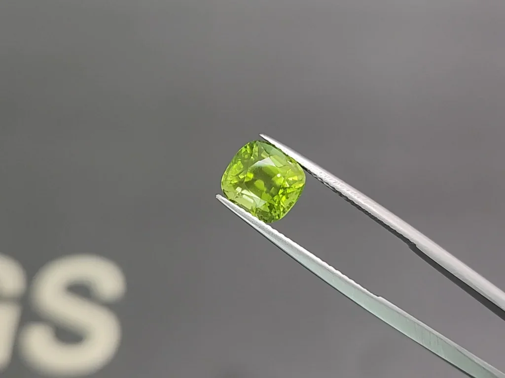 Peridoto de talla cojín de 3,30 carats, de Birmania Image №3