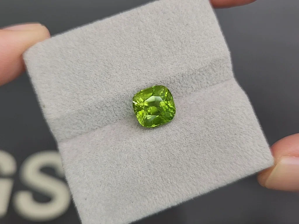 Peridoto de talla cojín de 3,30 carats, de Birmania Image №4