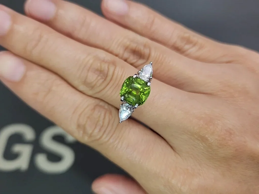 Peridoto de talla cojín de 3,30 carats, de Birmania Image №5