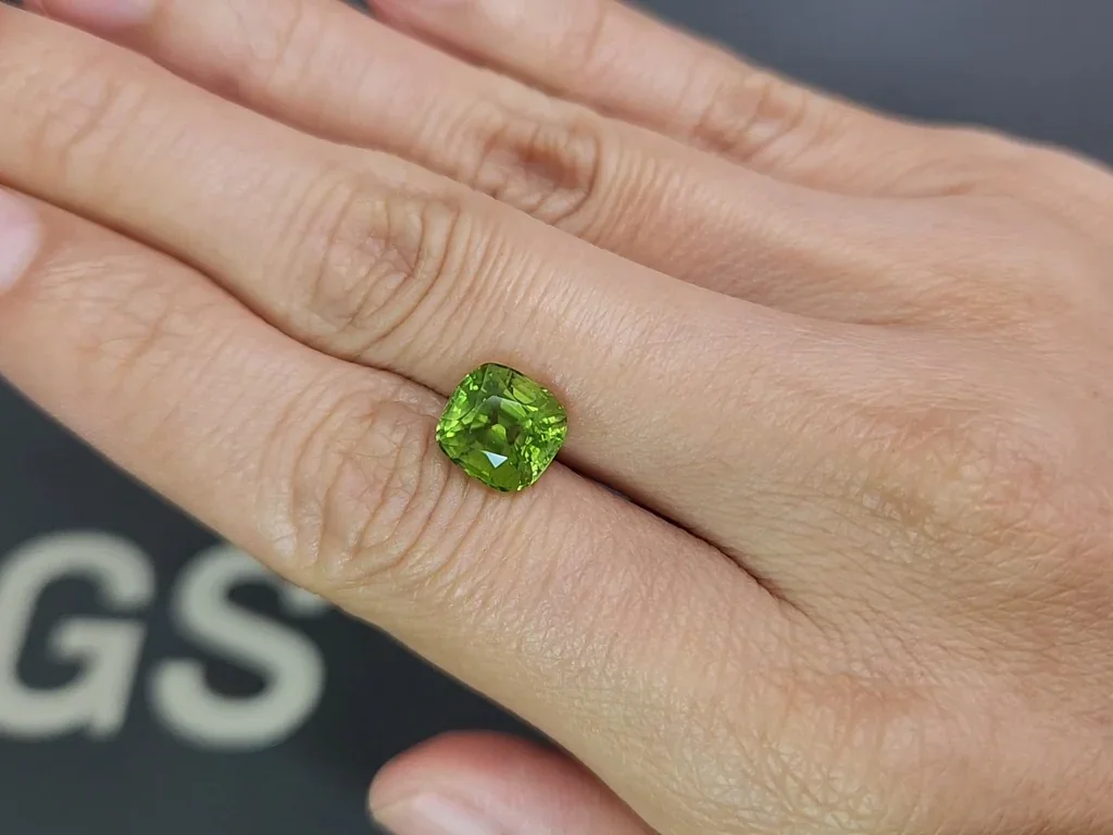 Peridoto de talla cojín de 3,30 carats, de Birmania Image №2