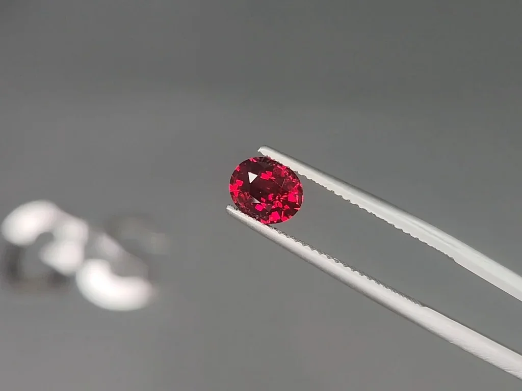 Rubí de sangre de paloma, talla ovalada, 1,23 carats, Mozambique Image №3