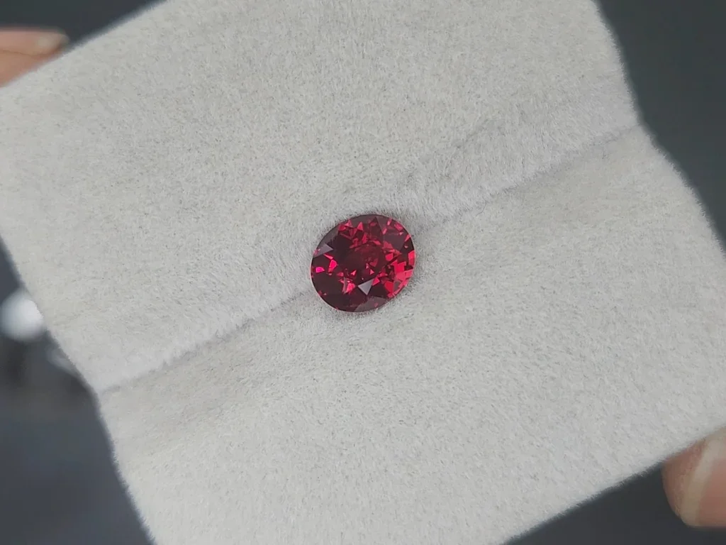 Rubí de sangre de paloma, talla ovalada, 1,23 carats, Mozambique Image №4