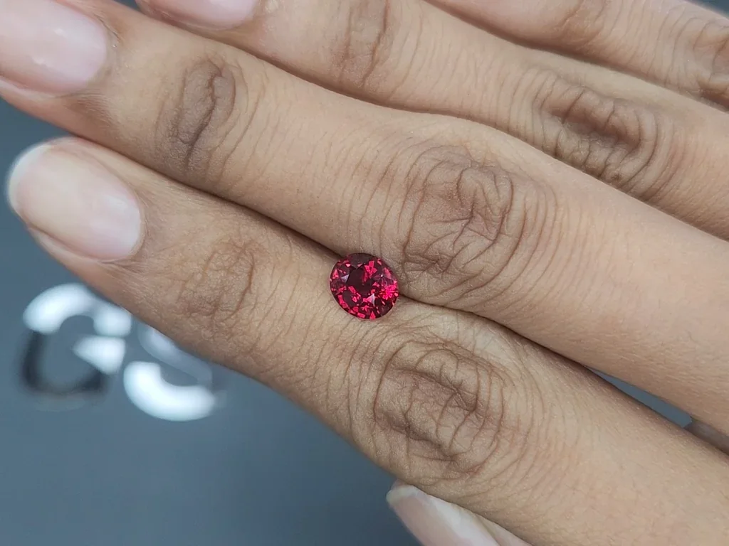 Rubí de sangre de paloma, talla ovalada, 1,23 carats, Mozambique Image №2